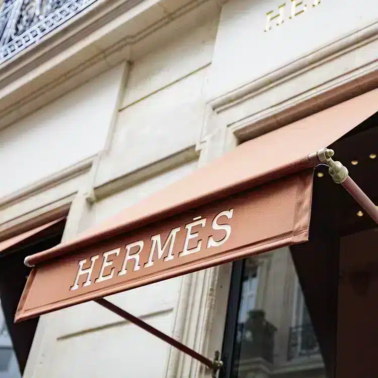 Lambrequin éclairé de Luminard - installé à Hermès